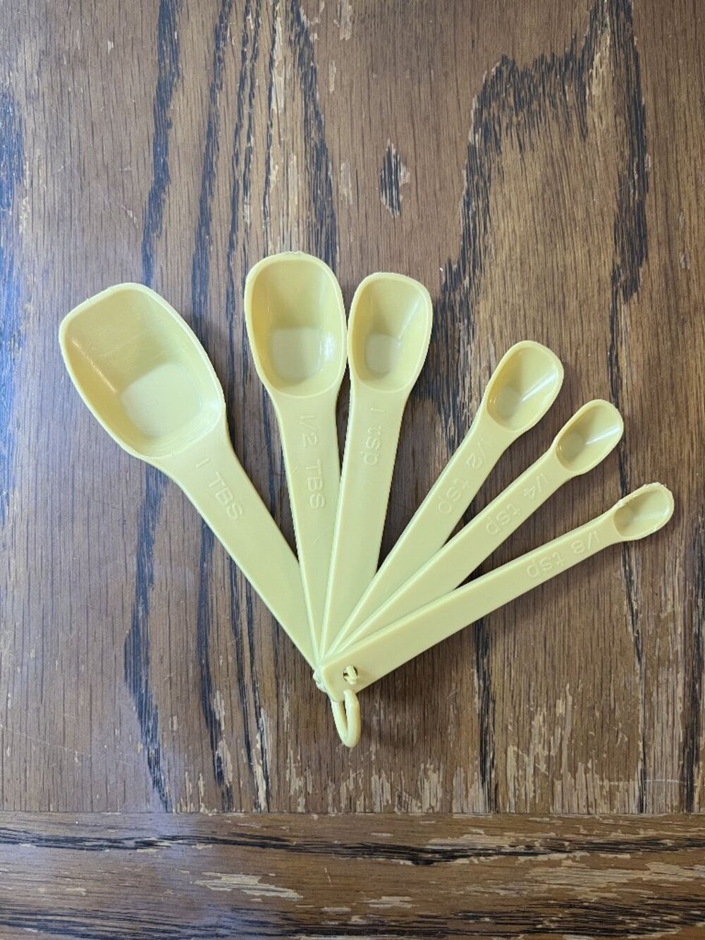 Vintage Yellow Plastic Measuring Spoons Set With Ring - 6 Sizes - 1 TBS To 1/8 T